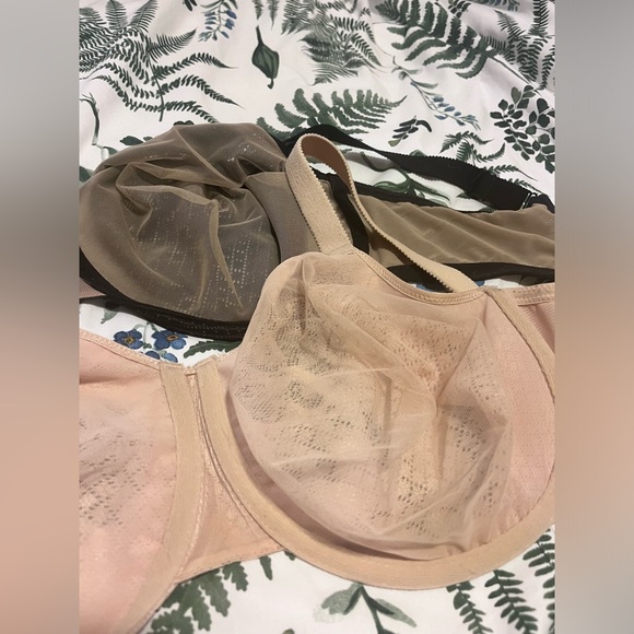 Two Wacoal Visual Effects Minimizer Bras - Picture 3 of 7